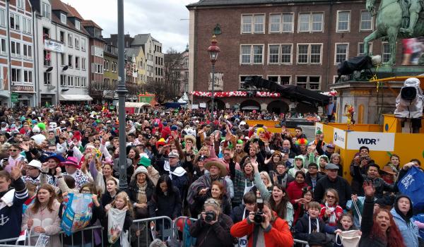 The Karneval crowd in Düsseldorf’s Altstadt.